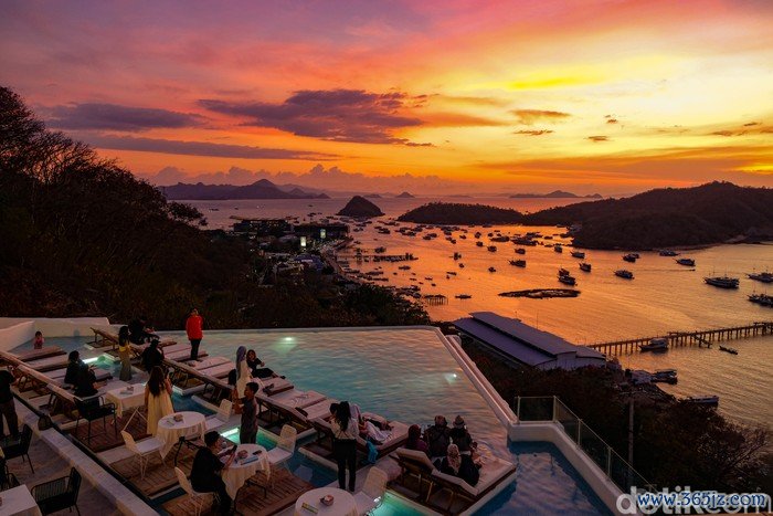 Travelers yang mengaku pencinta senja, wajib mengunjungi Labuan Bajo. Selain wisata Taman Nasional Komodo, Labuan Bajo terkenal dengan panorama matahari terbenamnya.