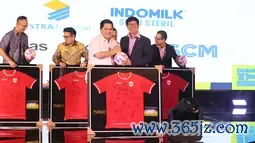 Direktur Utama SCM, Sutanto Hartono (kanan) bersama Ketua Umum PSSI, Erick Thohir, bersamalaman dengan simbolis menyerahkan bola dan jersey Timnas Indonesia tanda simbolis perpanjangan kerja sama antara SCM dengan PSSI dilakukan dalam PSSI Partner Summit 2024 di Hotel Park Hyatt, Jakarta Pusat, pada Senin (16/12/2024). (Bola.com/Abdul Aziz)