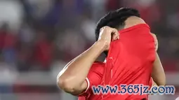 Marselino Ferdinan tak mampu menutupi kekecewaan saat Timnas Indonesia takluk 0-1 dari Filipina dalam laga terakhir Grup B yang digelar di Stadion Manahan, Solo, Sabtu (21/12/2024). (Bola.com/Abdul Aziz)