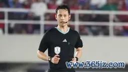 Wasit Koji Takasaki bertugas memimpin laga Timnas Indonesia vs Filipina dalam laga terakhir Grup B yang digelar di Stadion Manahan, Solo, Sabtu (21/12/2024). Peluang kedua tim masih bisa lolos ke semifinal Piala AFF 2024 membuat laga berjalan sangat seru. (Bola.com/Abdul Aziz)